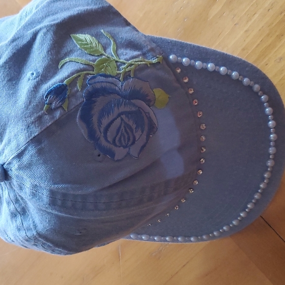 Time and Tru Women’s Cap with Rose - Picture 4 of 8